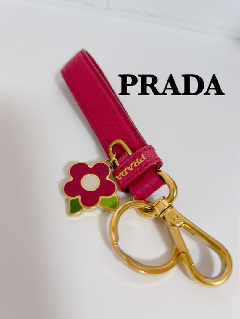 プラダ　PRADA キーホルダー　キーリング　フラワーモチーフ　ピンク