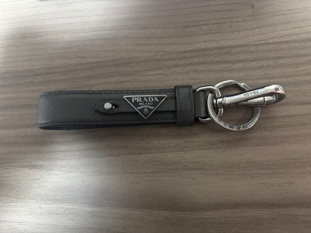 PRADA キーホルダー　プラダ　グレー