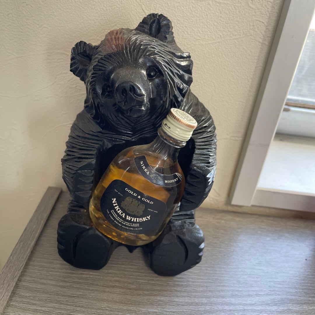 謎のお酒を持った木製のクマの置物