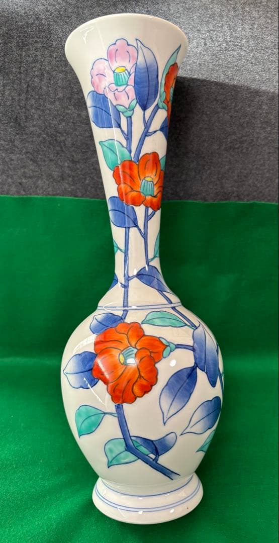 有田焼　華山窯　高級　花柄陶器製フラスコ型花瓶、壺。