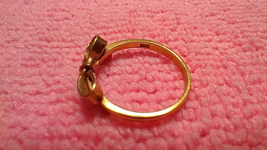 リボン型金色リング