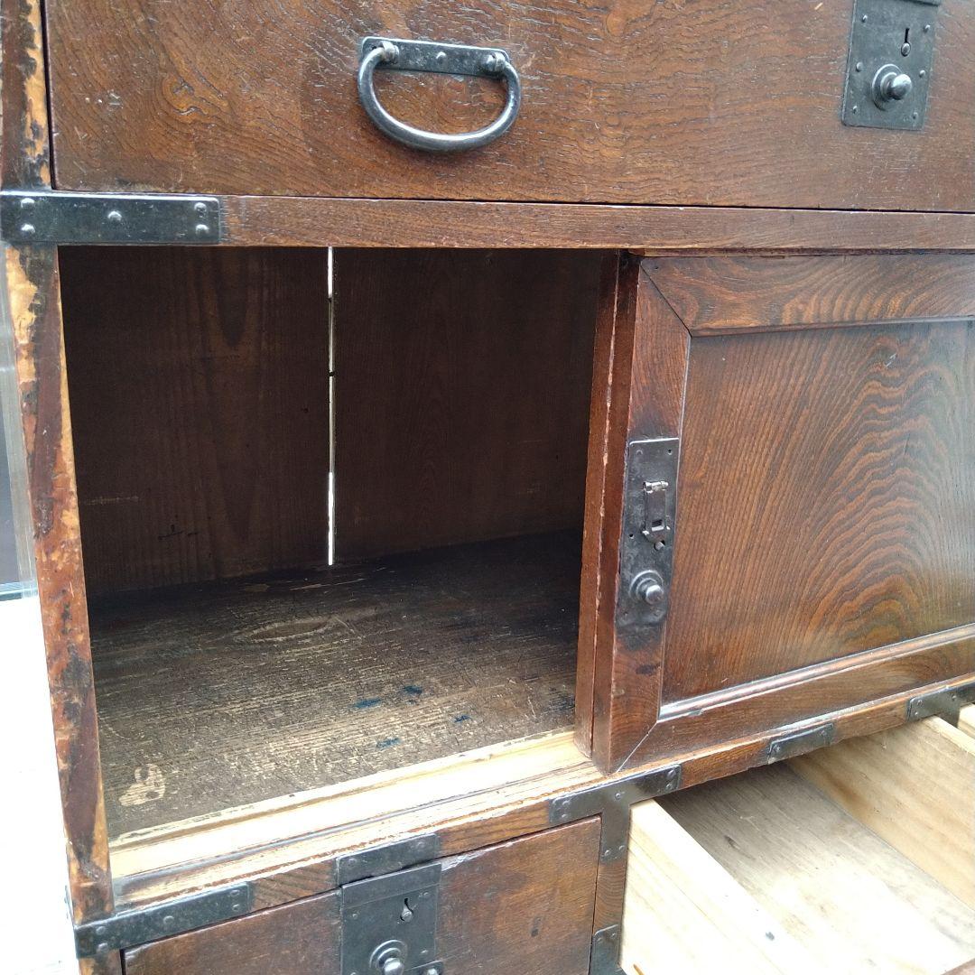 伝統的な日本の木製箪笥