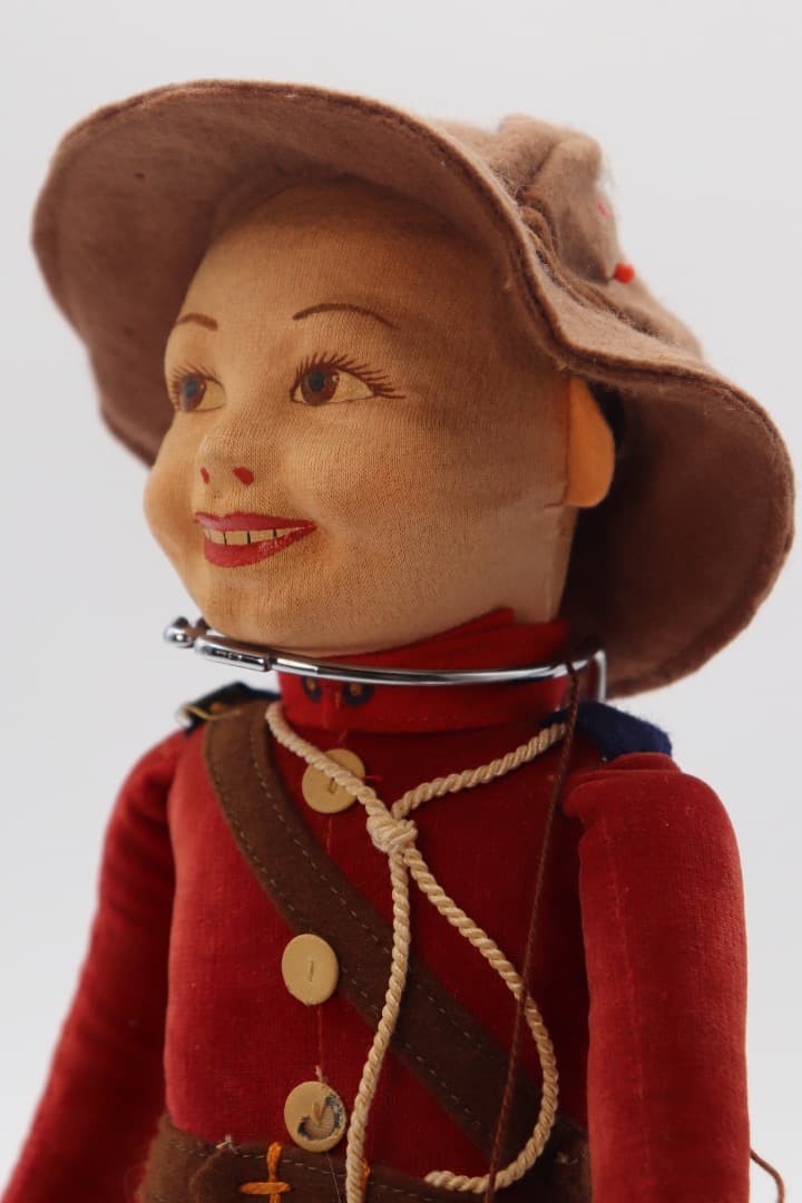ビンテージ、ノラ・ウィリングス カナダ警察の赤い制服の布製人形 35cm