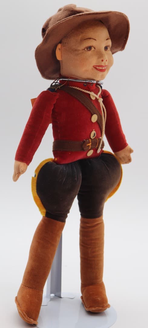 ビンテージ、ノラ・ウィリングス カナダ警察の赤い制服の布製人形 35cm