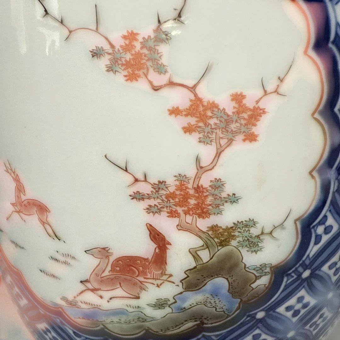 十二代　酒井田柿右衛門　錦　鹿紅葉七宝尽文花瓶　高さ25cm　国重要無形文化財