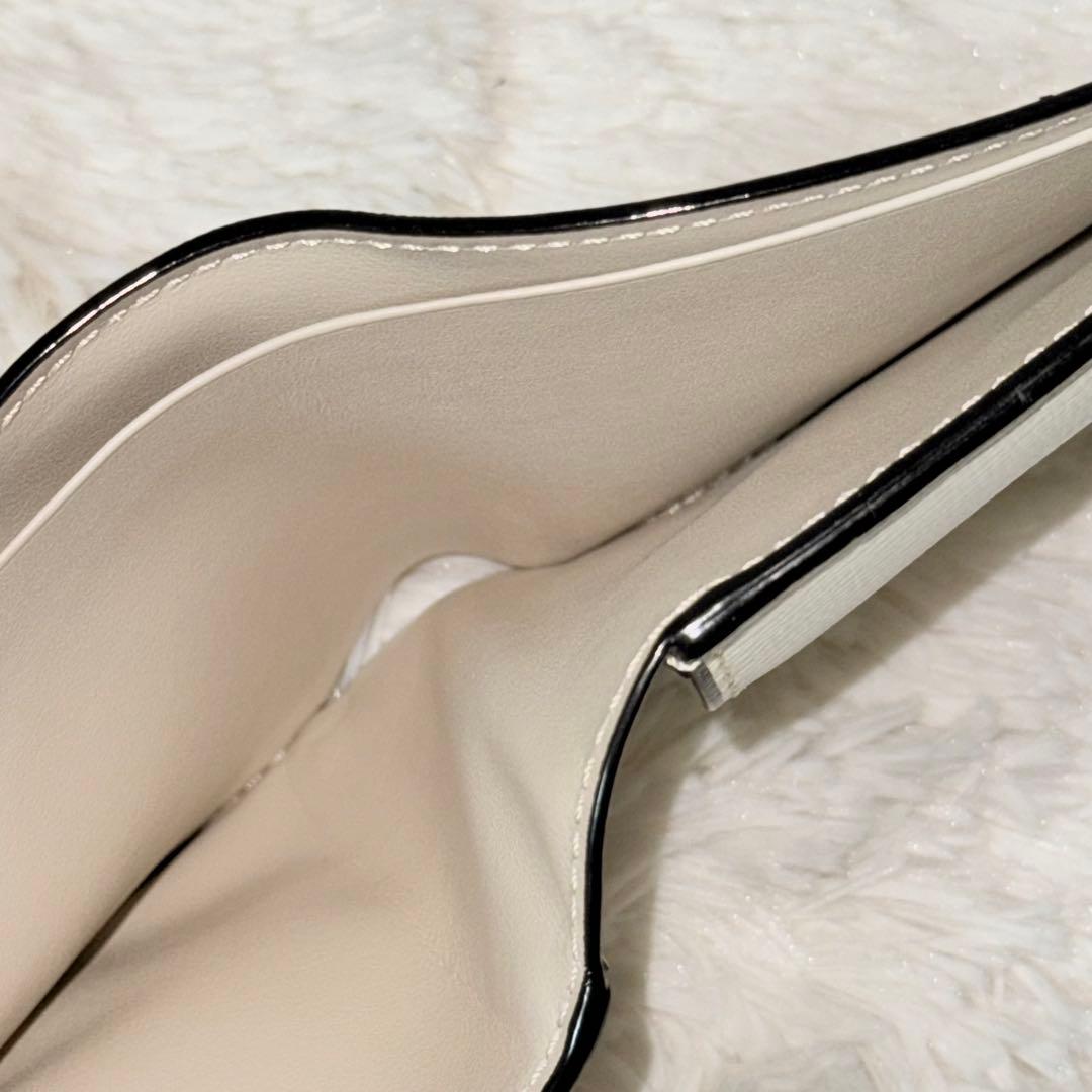 ⭐️新品未使用⭐️ ヴァレクストラ　二つ折り財布　Vカット　アイボリー　レザー