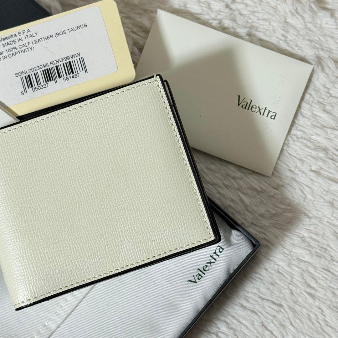 ⭐️新品未使用⭐️ ヴァレクストラ　二つ折り財布　Vカット　アイボリー　レザー