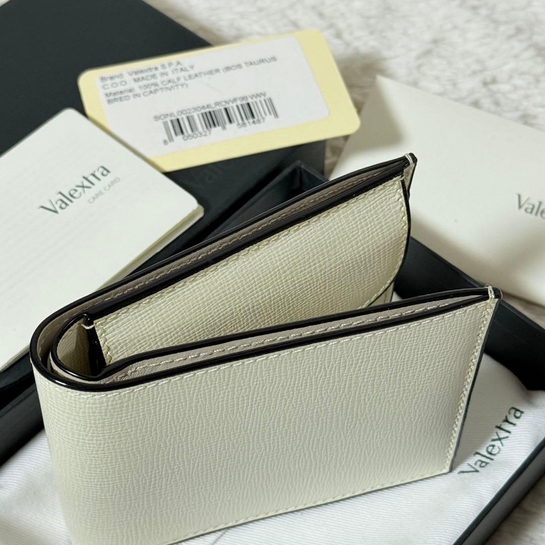 ⭐️新品未使用⭐️ ヴァレクストラ　二つ折り財布　Vカット　アイボリー　レザー