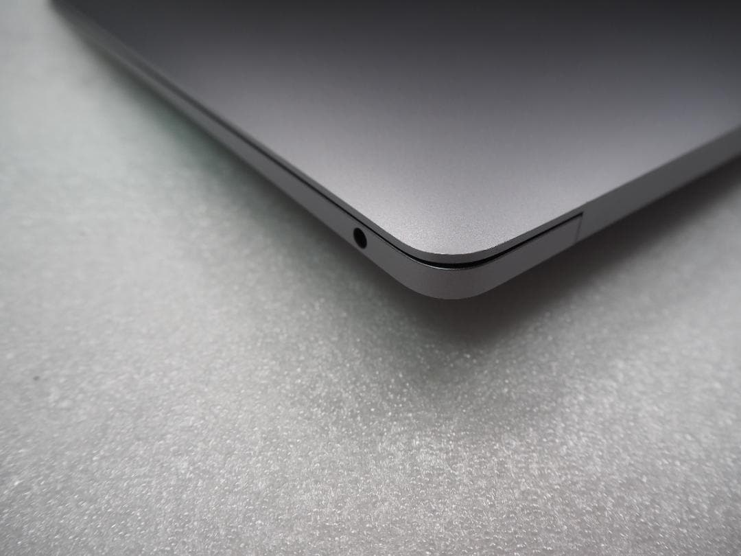 岡八郎　MacBook Air 2018