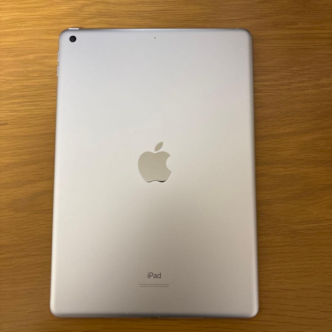 シルバー iPad 第8世代　32GB 本体 スマートカバー付き
