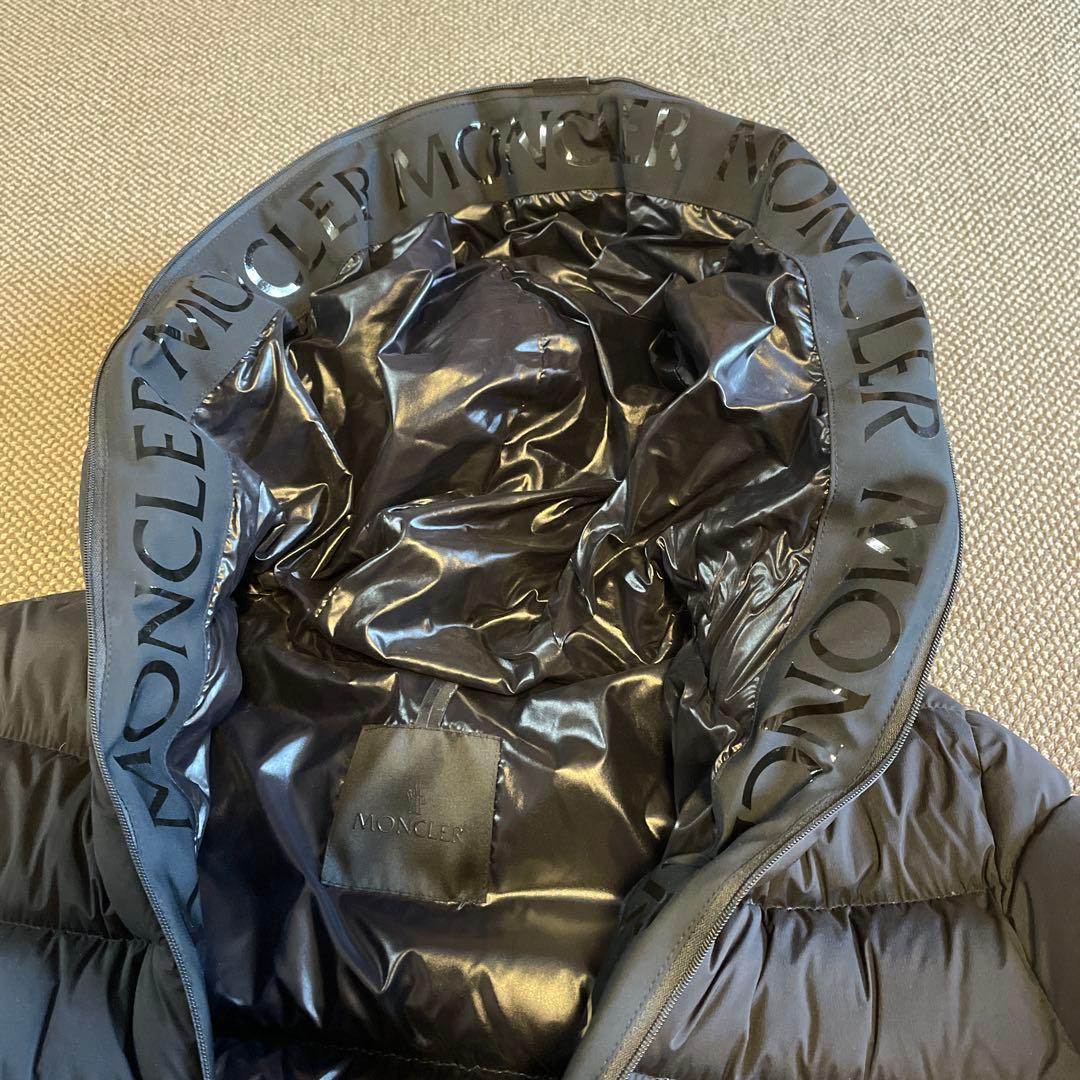 MONCLER フード付きダウンジャケット ブラック えーきちです。