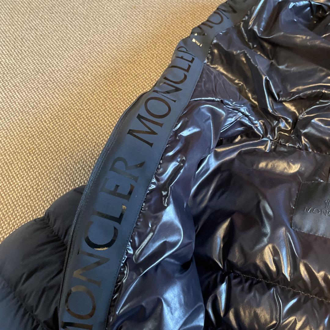 MONCLER フード付きダウンジャケット ブラック えーきちです。