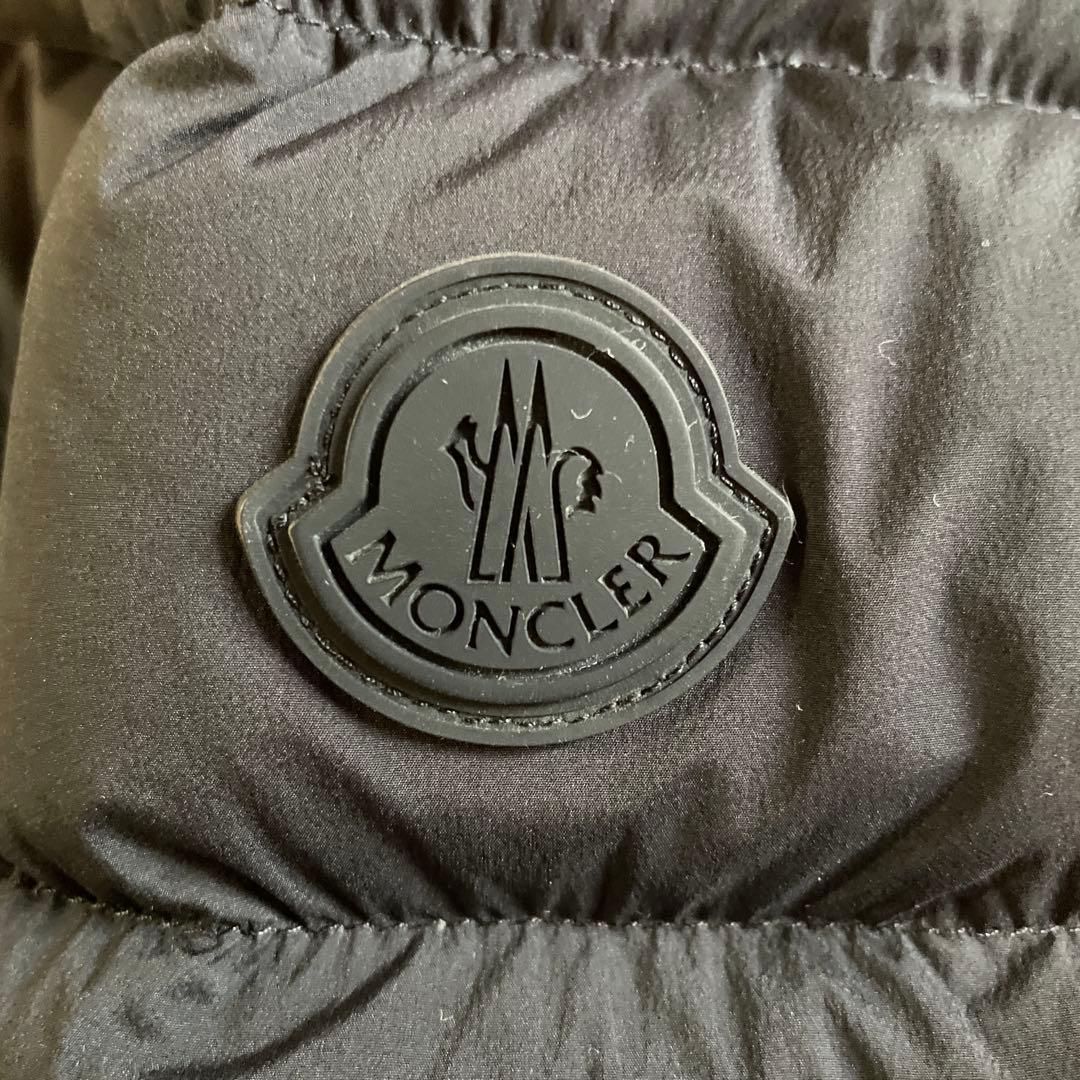 MONCLER フード付きダウンジャケット ブラック えーきちです。