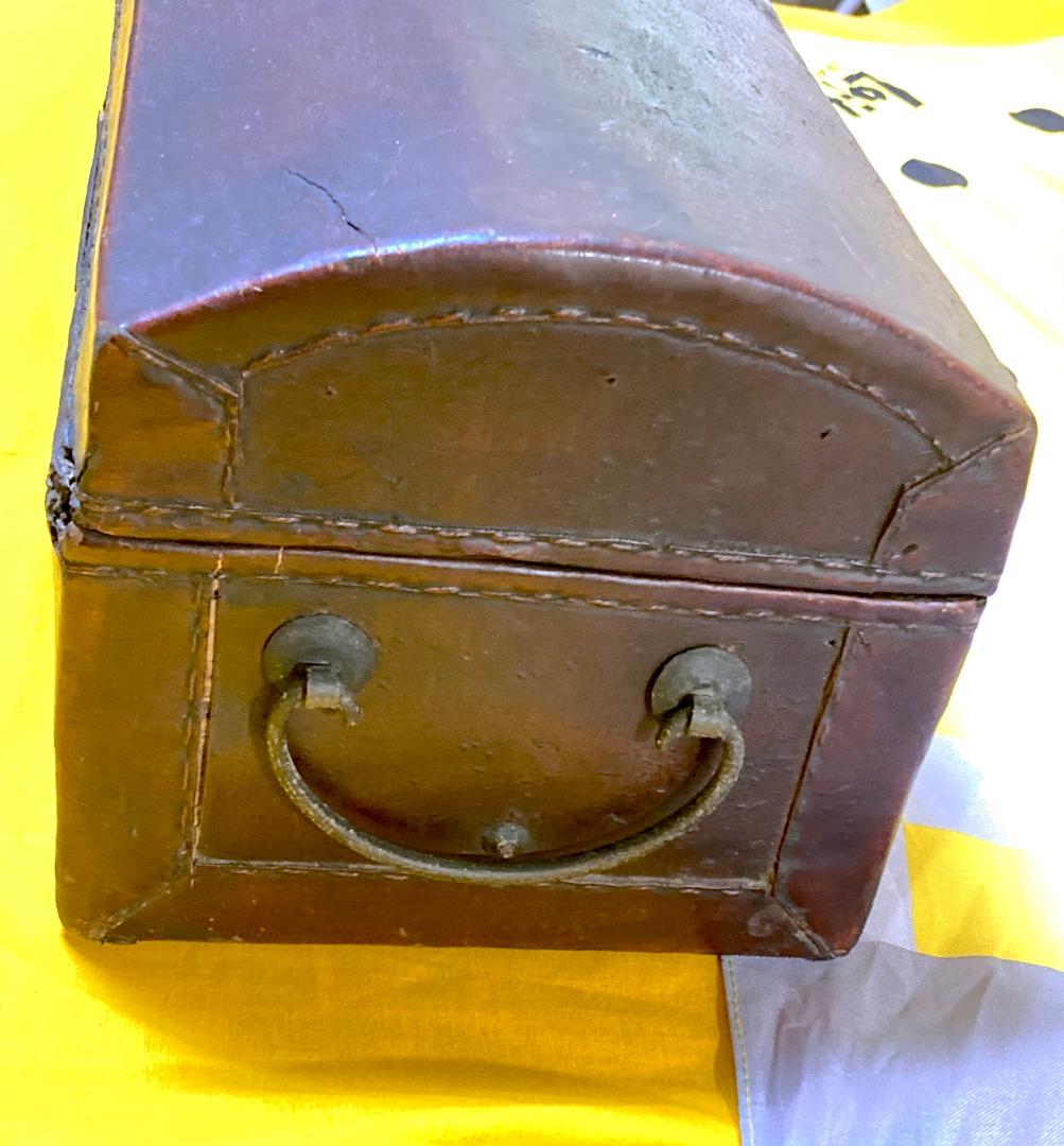 アンティーク　持ち手つき革張り木箱