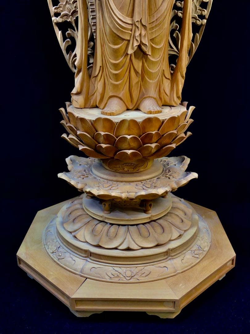 井波彫刻　聖観音菩薩立像　蓮の花の台座付き　大型　高さ約65cm