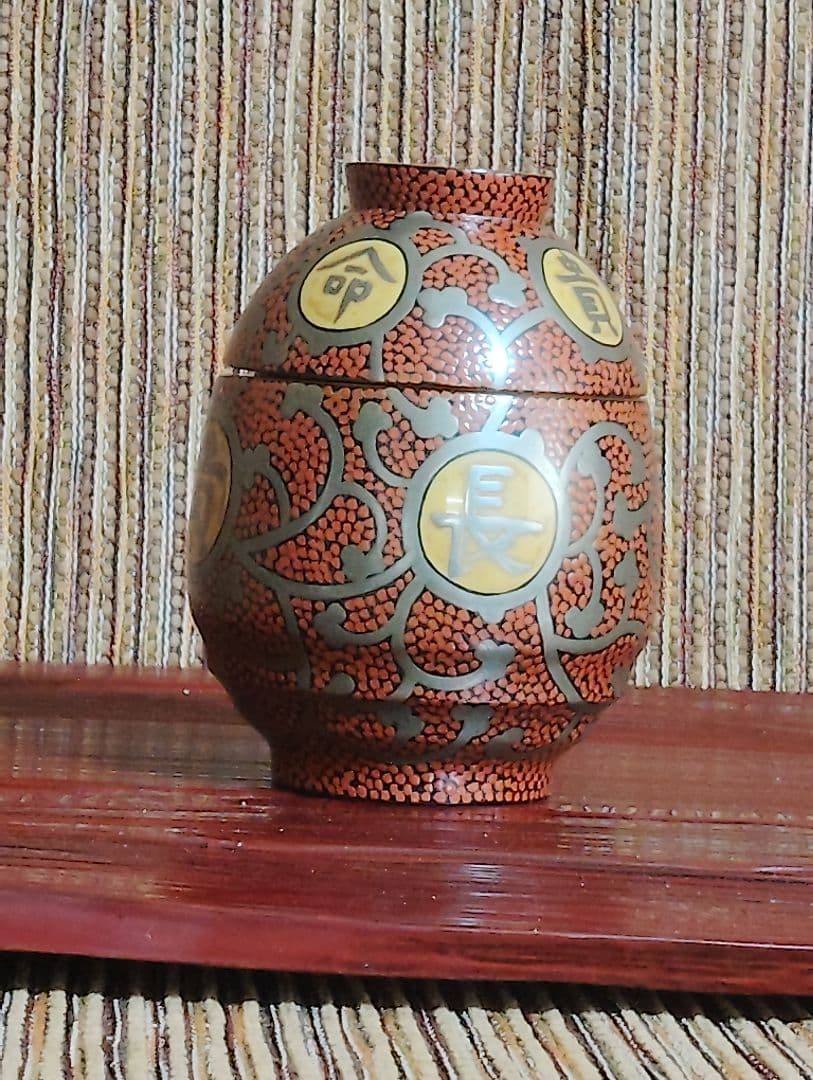 輪島塗　五島屋　徳利です。共箱です。