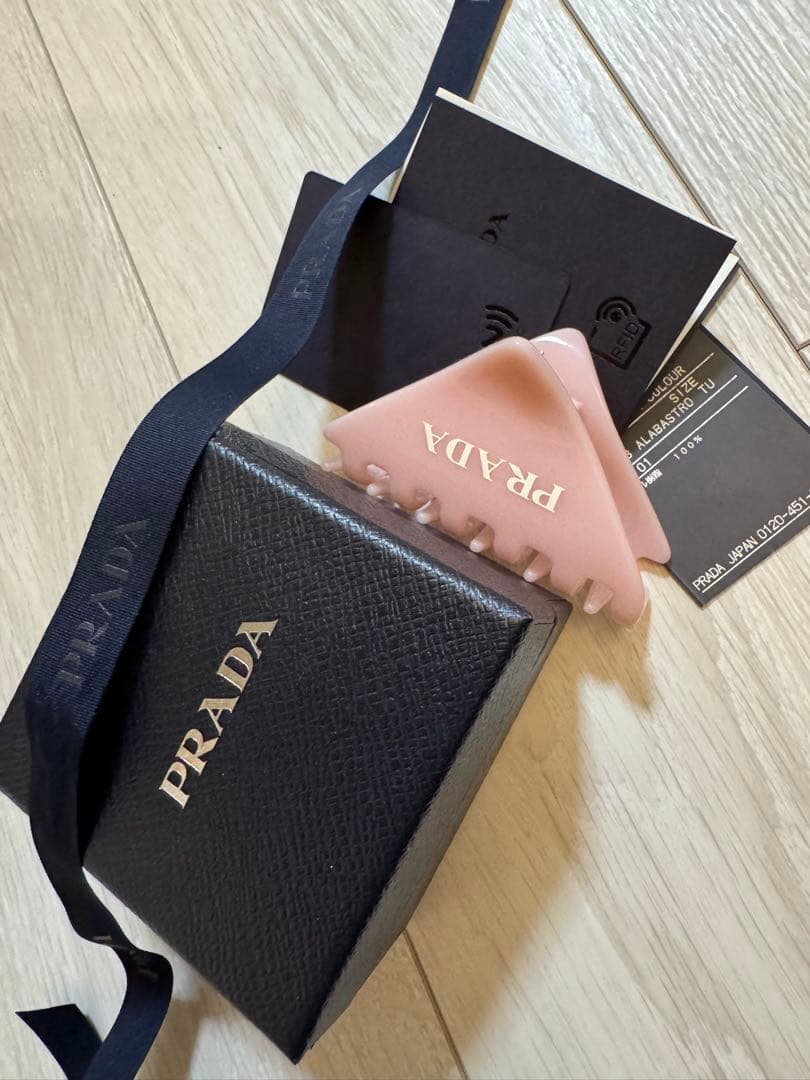 prada ヘアクリップ　新品未使用品