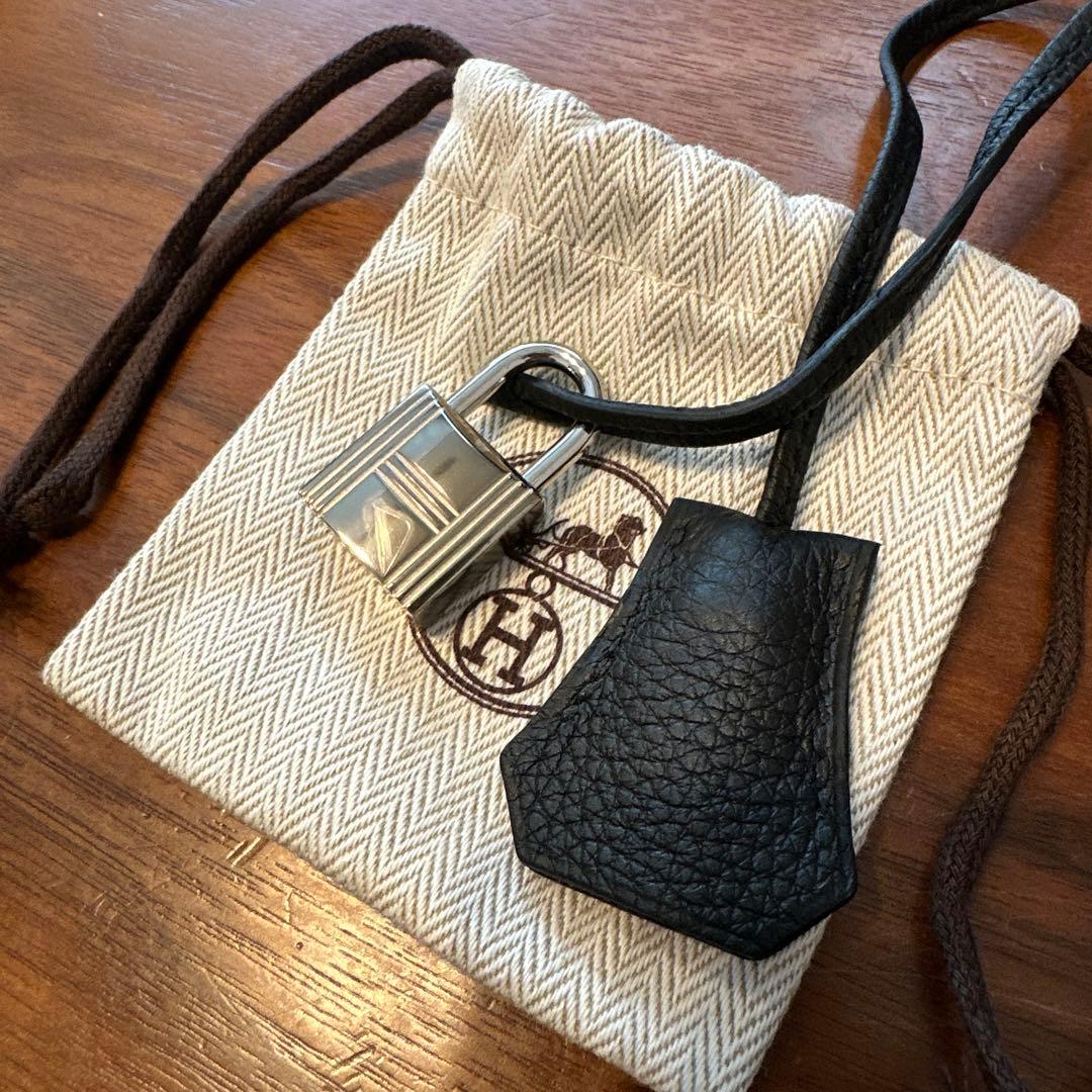 HERMES ブラックレザーキーホルダー （巾着袋付き）0176