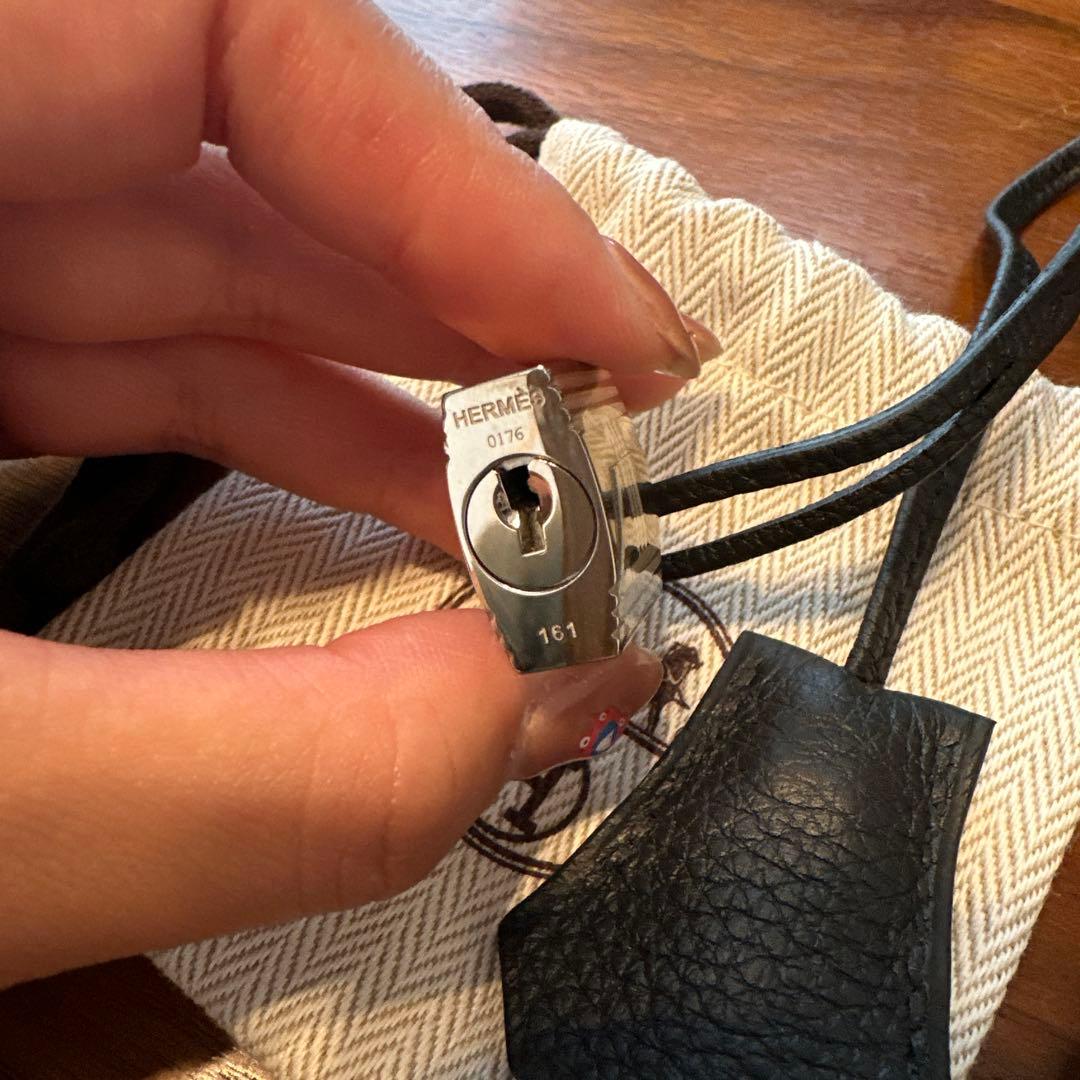 HERMES ブラックレザーキーホルダー （巾着袋付き）0176