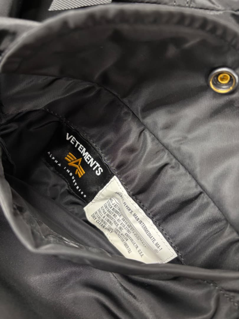 VETEMENTS Alpha Fitted リバーシブル ボンバージャケット