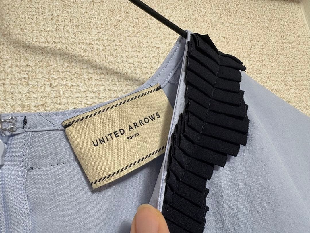 【美品】UNITED ARROWS フリルVネック ブラウス