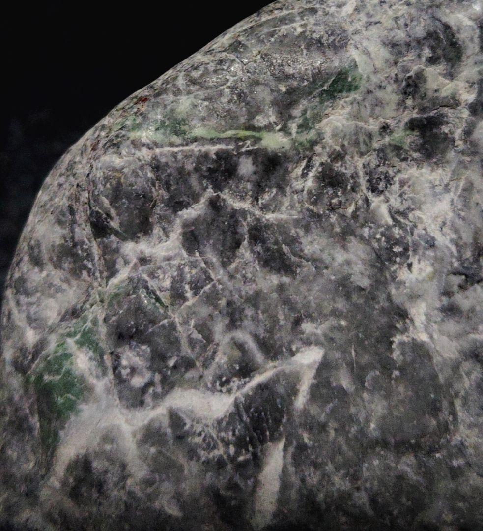 ★翡翠原石★糸魚川硬玉【小滝・転石・バレル底カット2.7Kｇ】