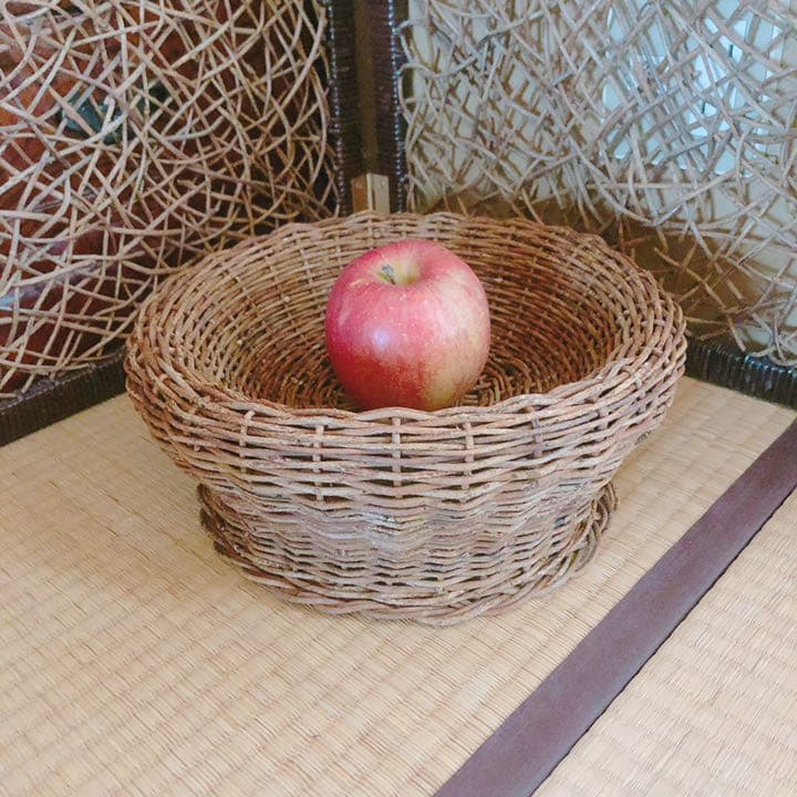 あけびの蔓で編んだ籠になります。