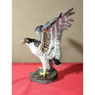 飛翔する鳥の置物 樹脂製 約30cm