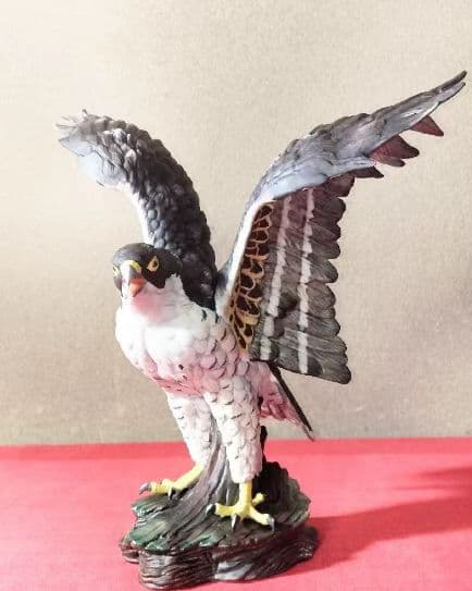 飛翔する鳥の置物 樹脂製 約30cm