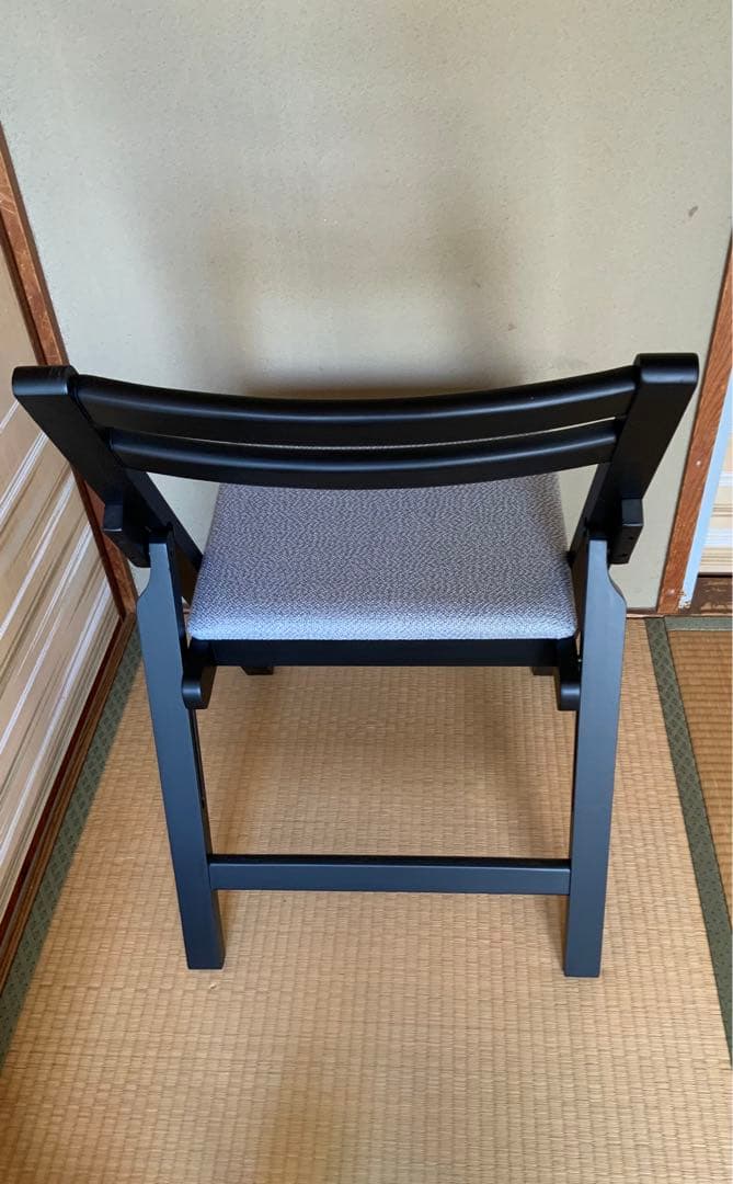 【期間限定お値下げ】折りたたみ式黒木製椅子 グレークッション