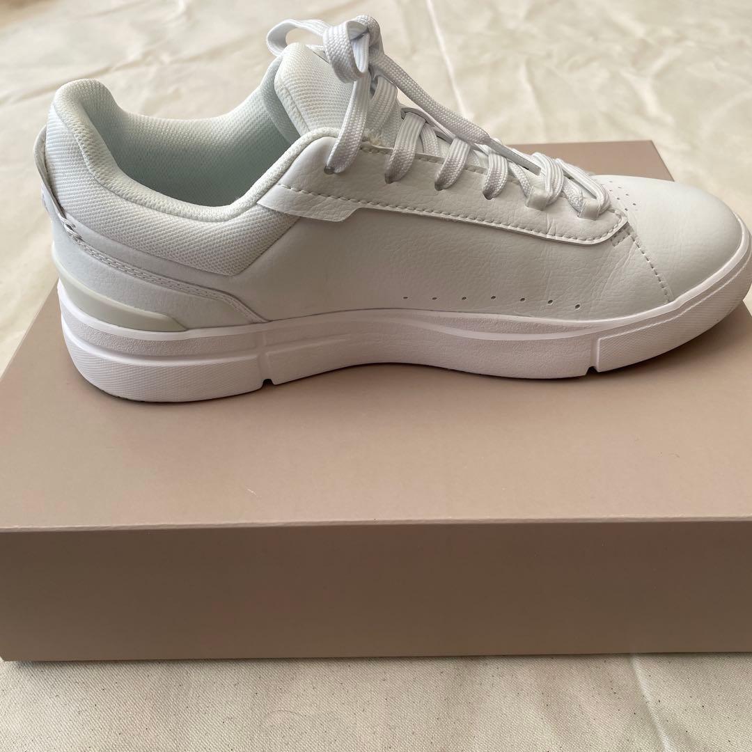 美品　on THE ROGER ホワイトスニーカー