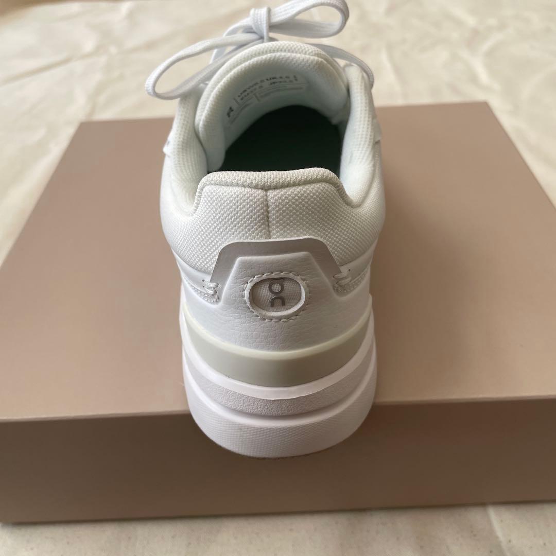 美品　on THE ROGER ホワイトスニーカー
