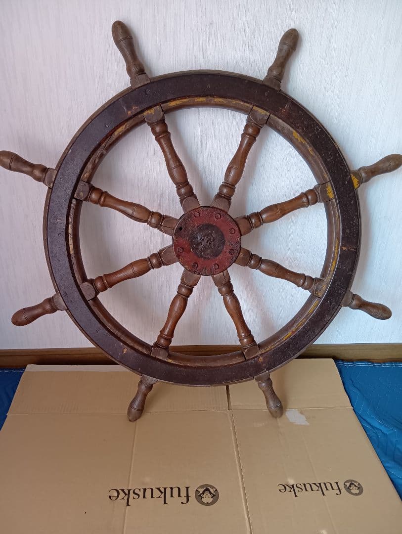 アンティーク船の特大舵輪