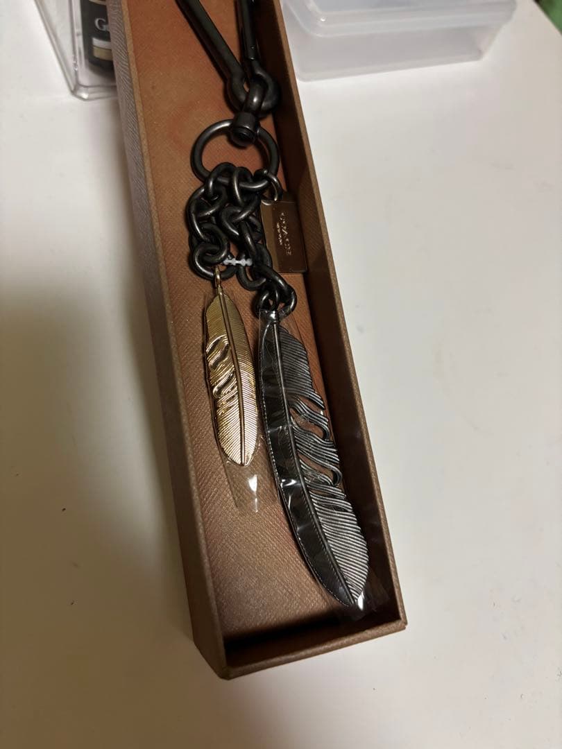 新品★COACH メタル フェザー チャーム・キーホルダー　黒　メンズレディース