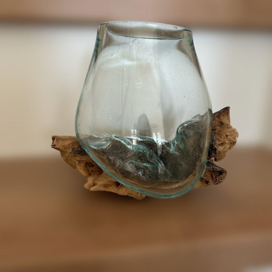 ユニークな形のガラス花瓶