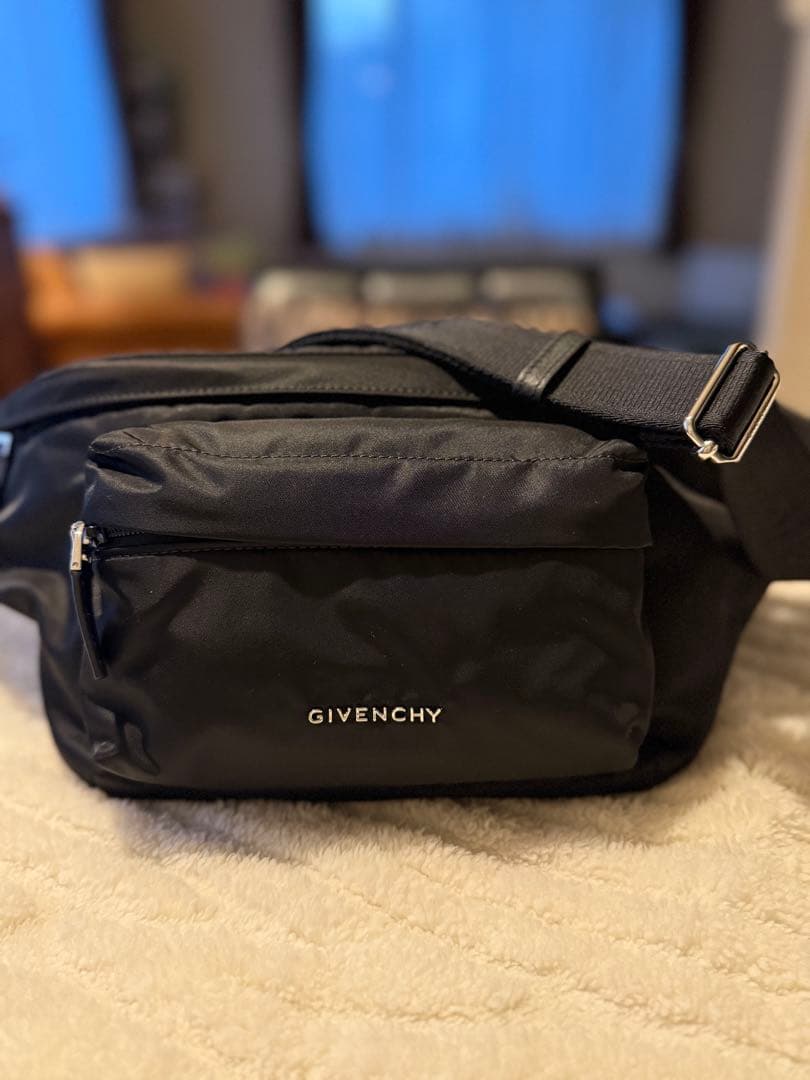 GIVENCHY ボディバッグ エッセンシャルU新品、未使用品!