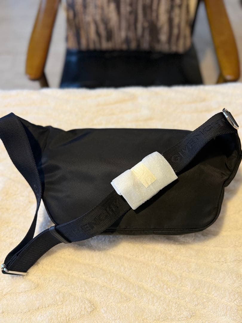 GIVENCHY ボディバッグ エッセンシャルU新品、未使用品!