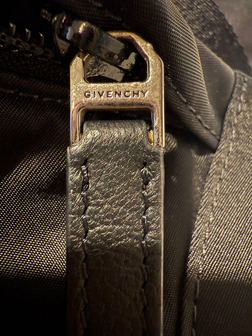GIVENCHY ボディバッグ エッセンシャルU新品、未使用品!