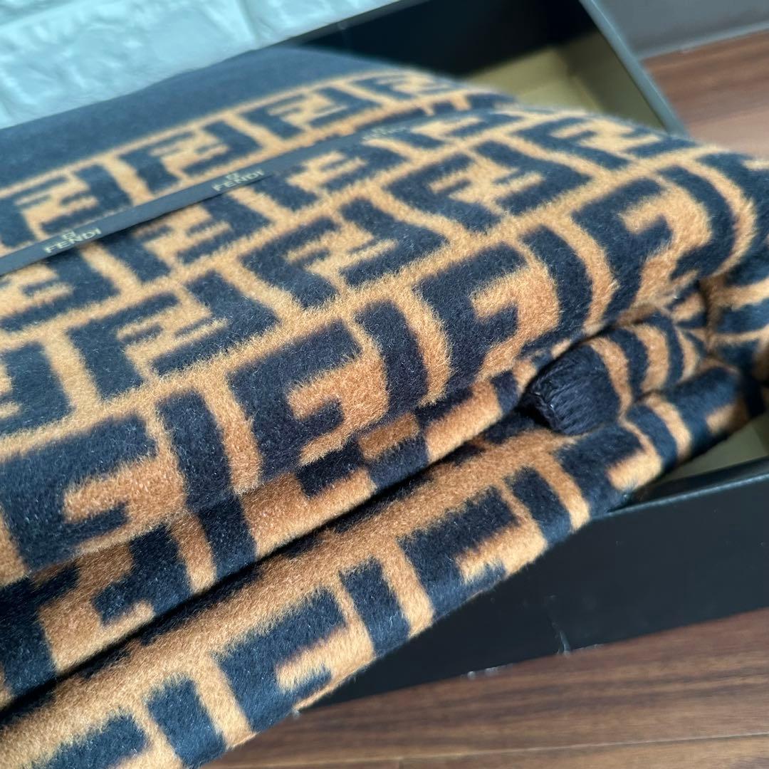 未使用 FENDI 綿毛布 ズッカ柄 ブラック×ブラウン 140×210
