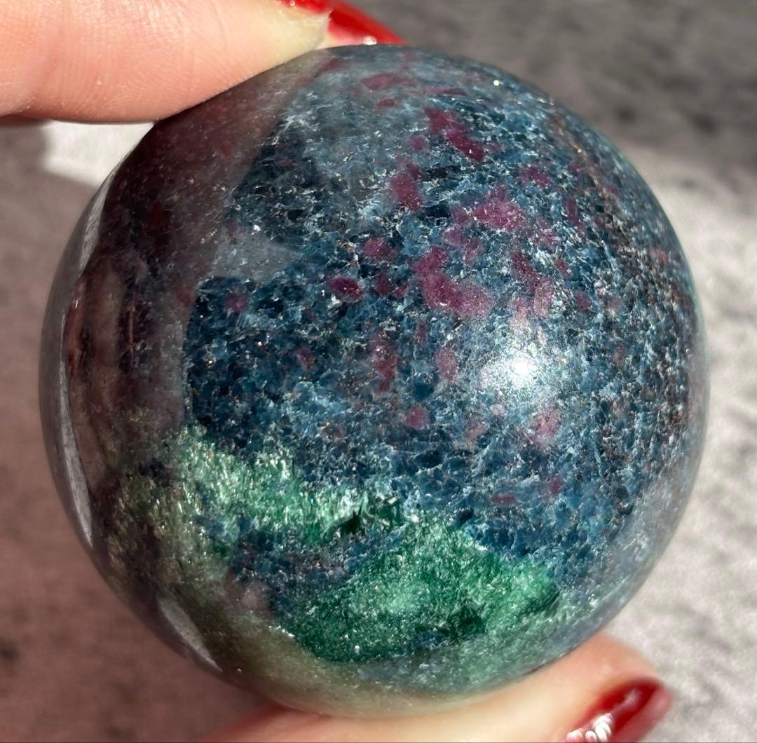 《高品質・ルビー蛍光×ブルーグリーン》ルビーインカイヤナイト スフィア　丸玉