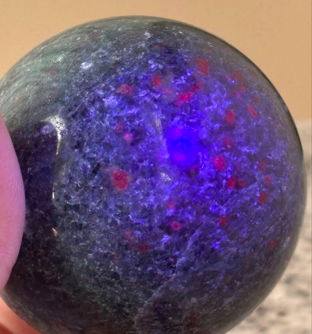 《高品質・ルビー蛍光×ブルーグリーン》ルビーインカイヤナイト スフィア　丸玉