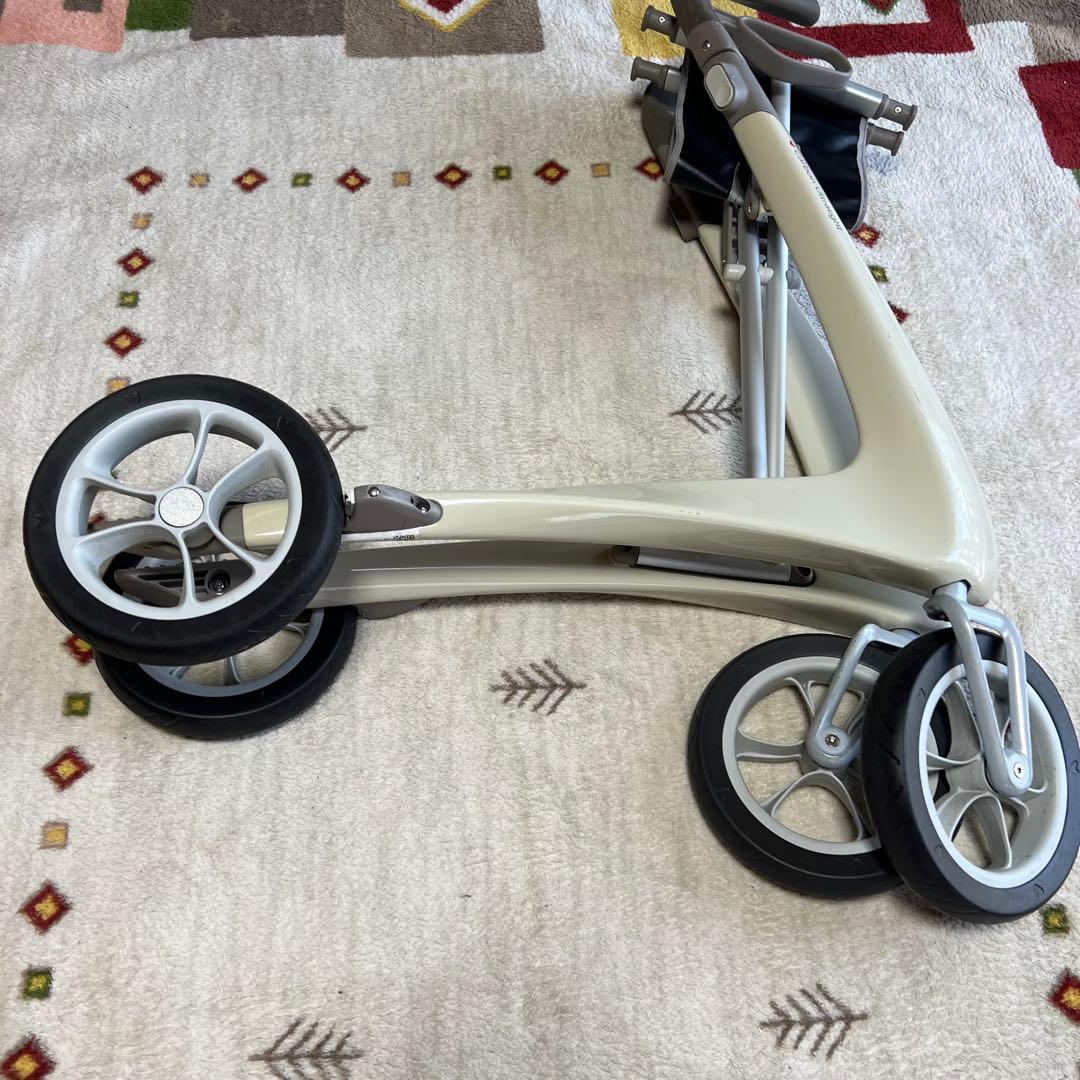 バイエーカー　byACRE カーボン・ウルトラライト　軽量歩行機　値段交渉あり！