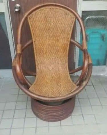 帰省中のみのお取り引きしっかりしたつくりの木製回転椅子です