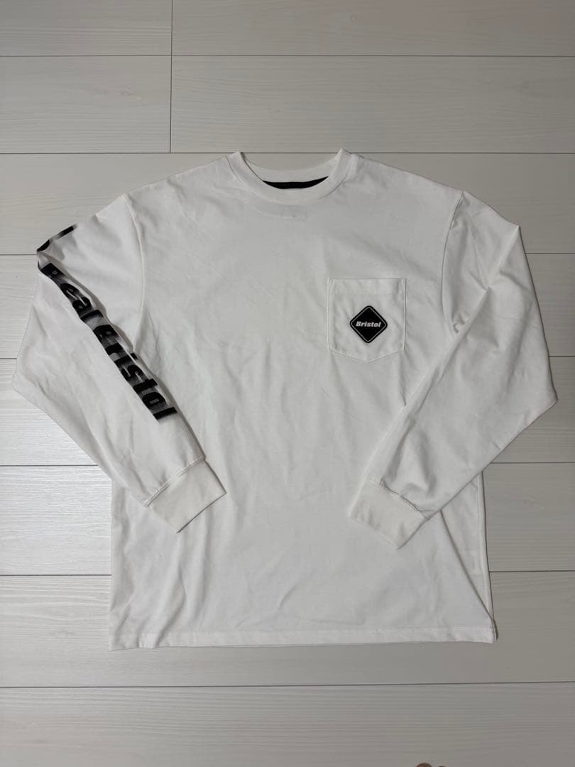 FCRB BLURRED LOGO L/S TEAM POCKET TEE 白M