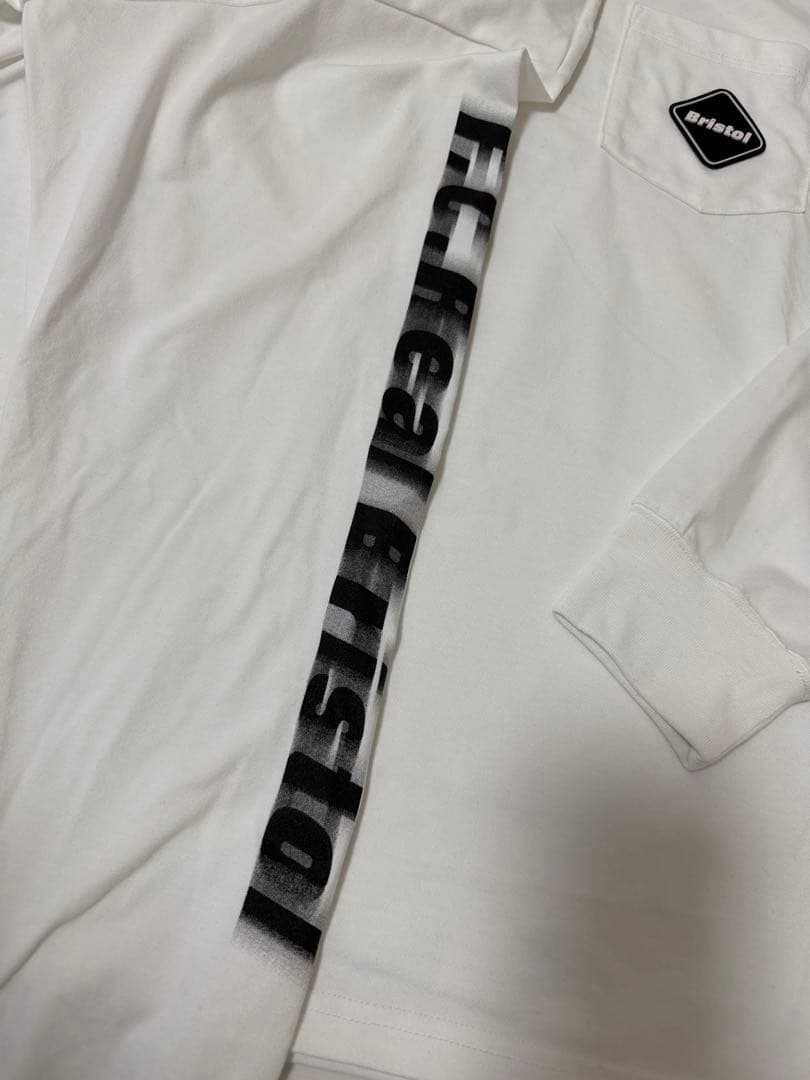 FCRB BLURRED LOGO L/S TEAM POCKET TEE 白M