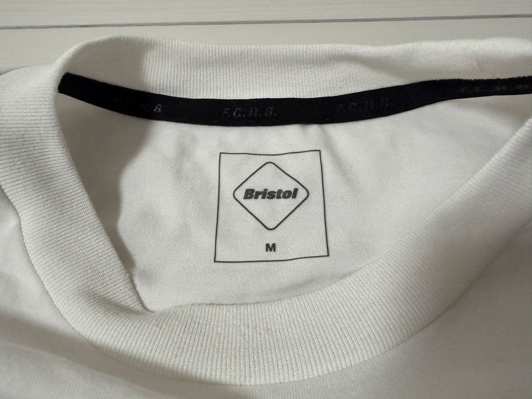 FCRB BLURRED LOGO L/S TEAM POCKET TEE 白M
