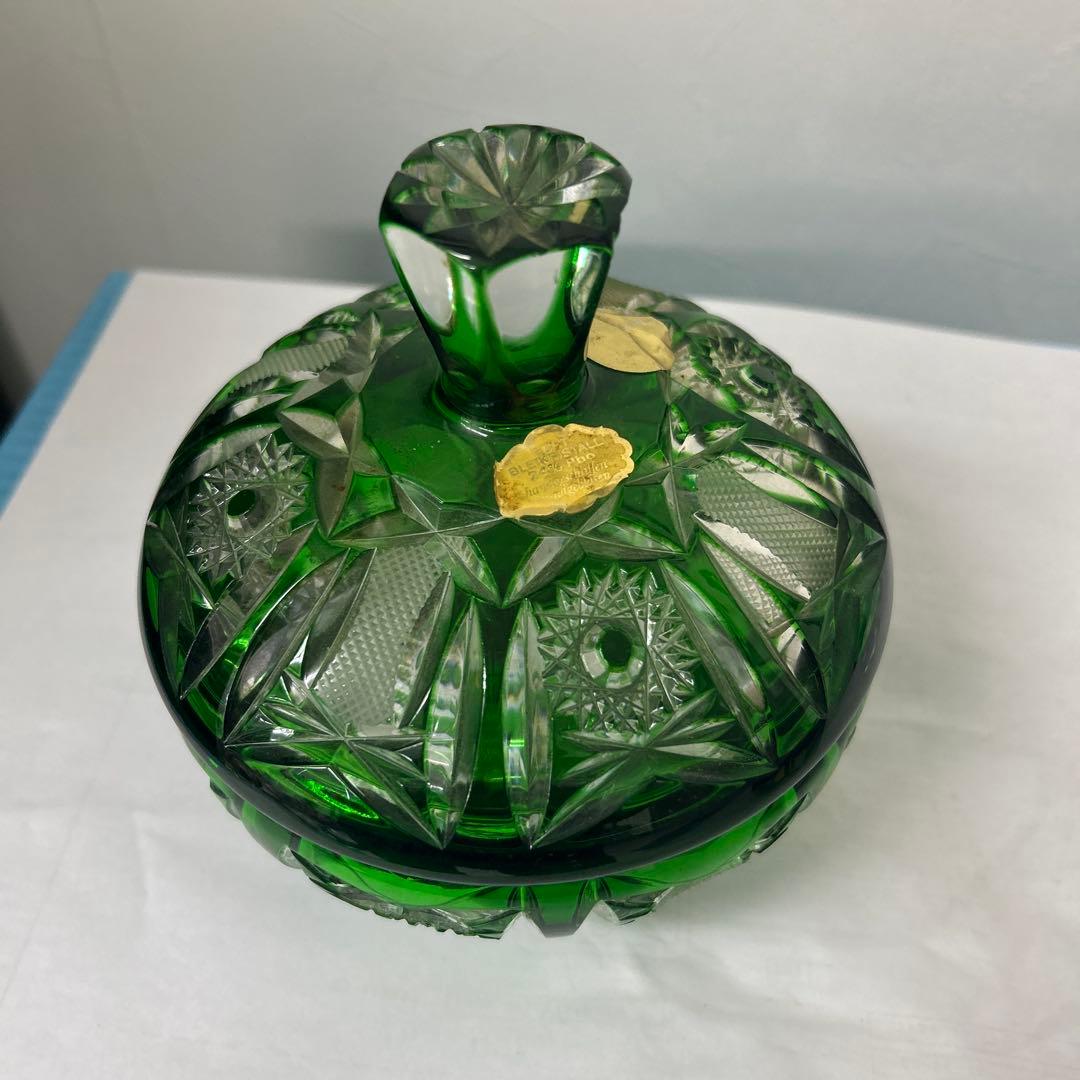 手彫り緑色カットガラス （ドイツ製）蓋付き菓子入れ