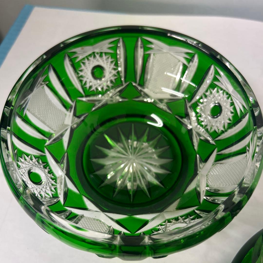 手彫り緑色カットガラス （ドイツ製）蓋付き菓子入れ
