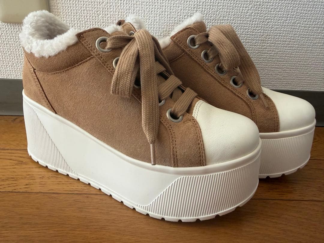 鈴木亜美さん 新作 プラットフォーム スエードスニーカー