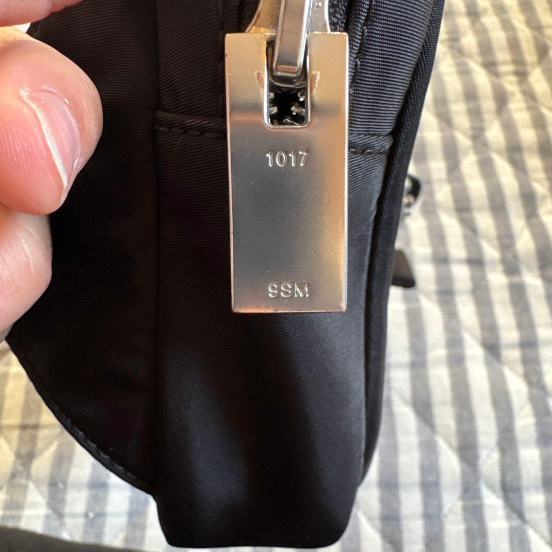 1017-ALYX-9SM ブラックショルダーバッグ